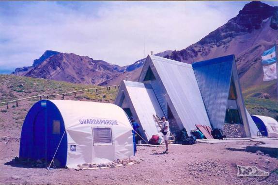 Preenchendo papéis e registros na entrada do Parque Provincial Aconcágua, região de Mendoza, oeste da Argentina (temporada de 1998/99)
